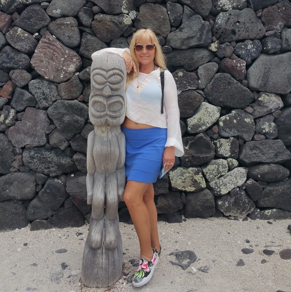 Meet your Posher, Suzy🌺 - Picture 1 of 12